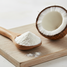 Cargar imagen en el visor de la galería, Leche de Coco en Polvo vegana sin lácteos en cuchara con coco fresco – Yogi Super Foods Guatemala
