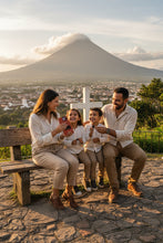 Cargar imagen en el visor de la galería, Chocolate oscuro orgánico con cacao guatemalteco sostenible – Yogi Super Foods
