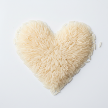 Cargar imagen en el visor de la galería, Arroz Basmati Parbolizado grano largo de India en forma de corazón – Yogi Super Foods Guatemala
