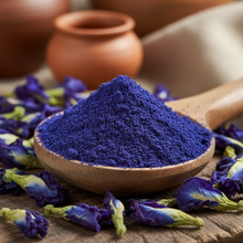 Cargar imagen en el visor de la galería, Blue Matcha polvo de flor de guisante mariposa en cuchara – Yogi Super Foods Guatemala
