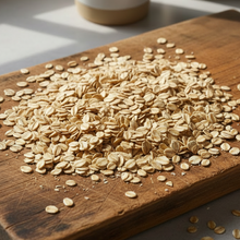 Cargar imagen en el visor de la galería, Avena Sin Gluten Certificada para celiacos esparcida en tabla – Yogi Super Foods Guatemala
